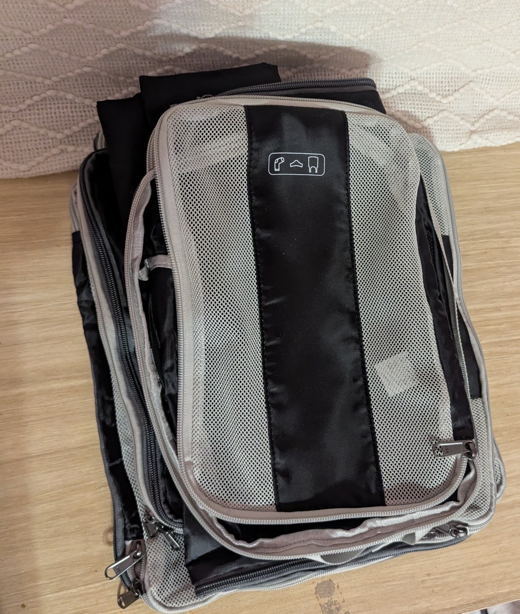 Airport Survival Kit: 10 Essentials for Stress-Free Travel Days âď¸